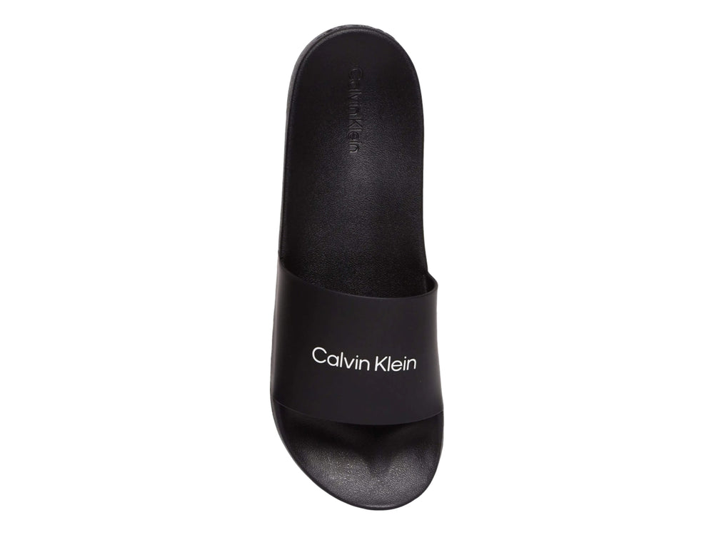 Sandalia slide Calvin Klein de color negro con suela gruesa y acabado mate.