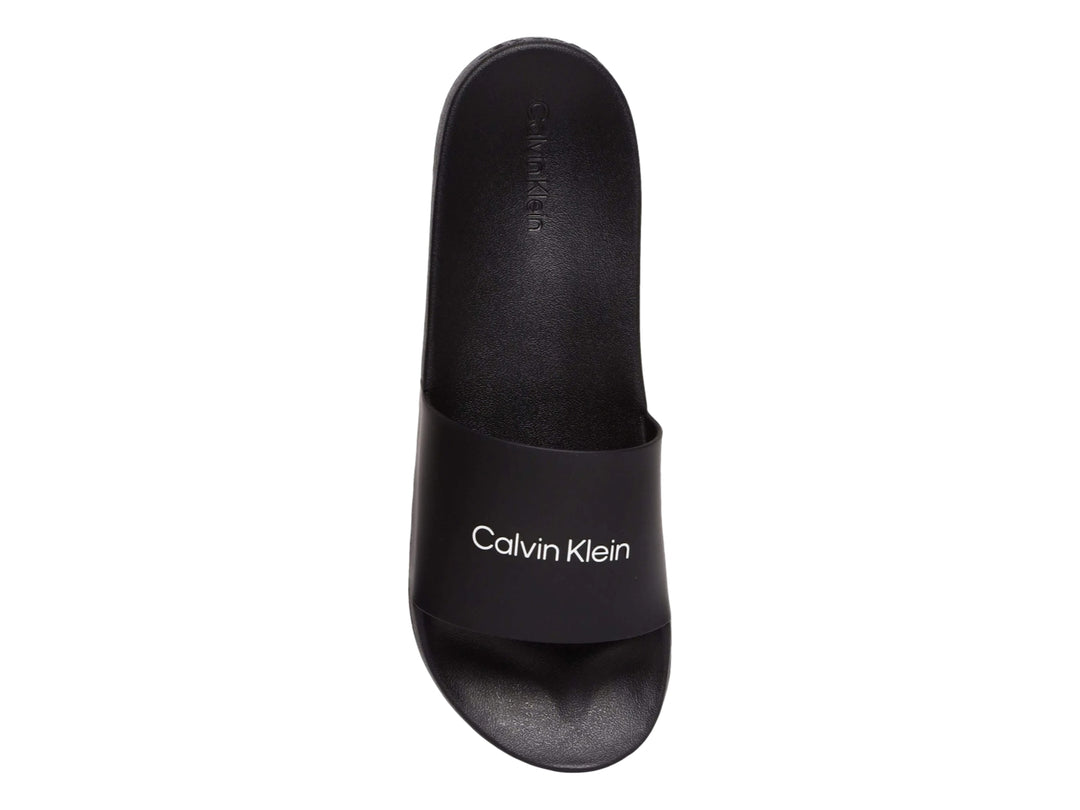 Sandalia slide Calvin Klein de color negro con suela gruesa y acabado mate.
