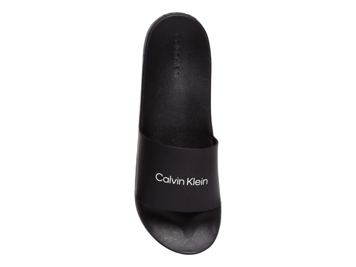 Sandalia slide Calvin Klein de color negro con suela gruesa y acabado mate.