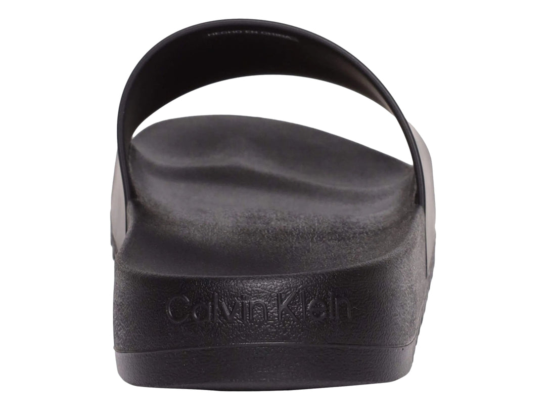 Sandalia slide Calvin Klein de color negro con suela gruesa y acabado mate.