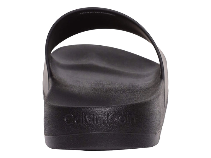 Sandalia slide Calvin Klein de color negro con suela gruesa y acabado mate.