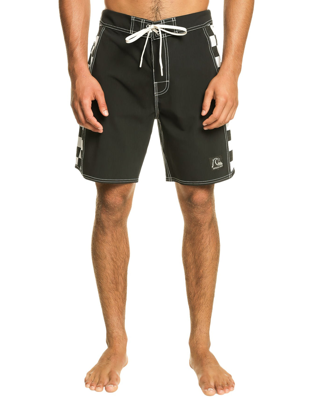 Traje de baño negro Quiksilver con laterales a cuadros blancos y negros y cordón ajustable.