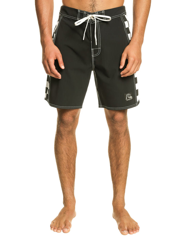 Traje de baño negro Quiksilver con laterales a cuadros blancos y negros y cordón ajustable.