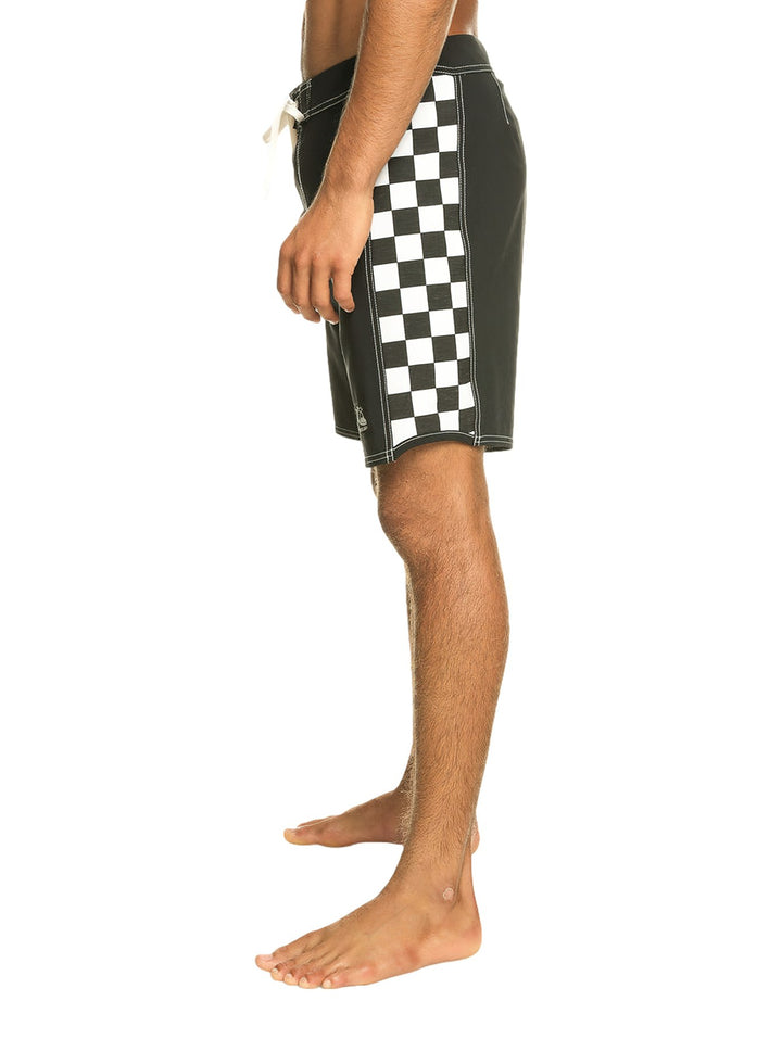 Traje de baño negro Quiksilver con laterales a cuadros blancos y negros y cordón ajustable.
