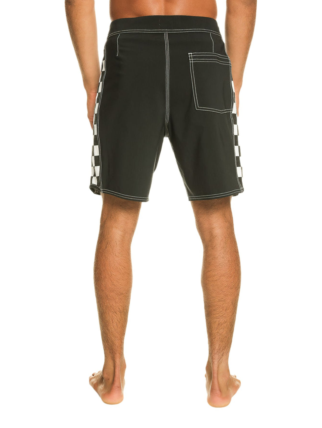 Traje de baño negro Quiksilver con laterales a cuadros blancos y negros y cordón ajustable.