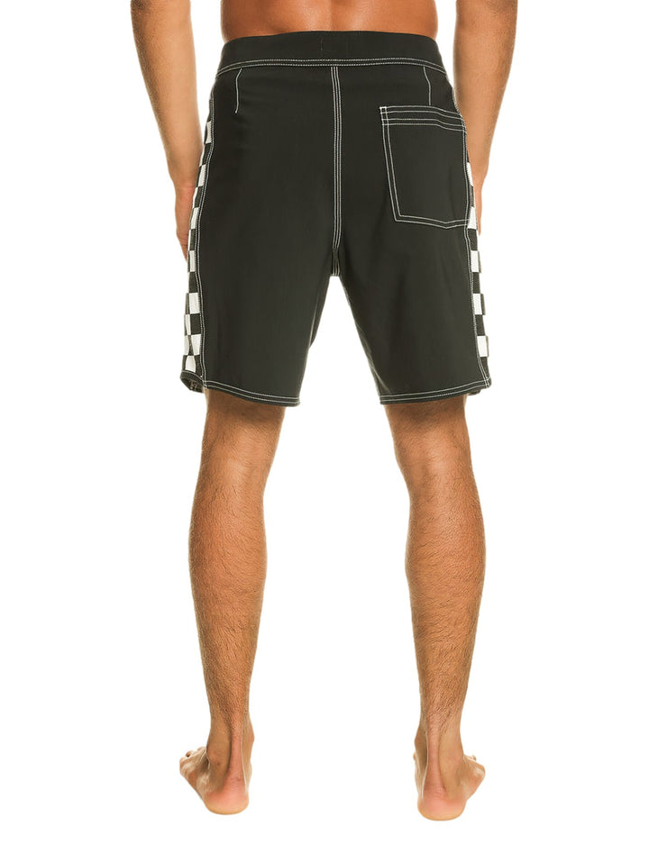 Traje de baño negro Quiksilver con laterales a cuadros blancos y negros y cordón ajustable.