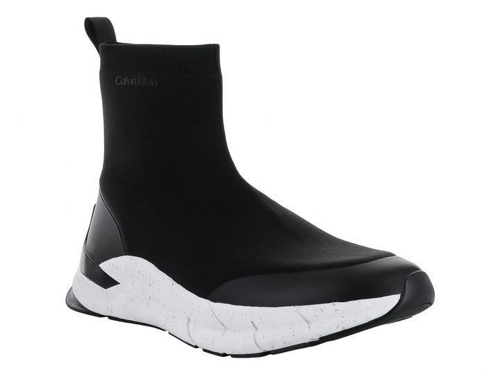 Tenis Calvin Klein modelo Sockboot Runner en color negro con suela blanca gruesa.