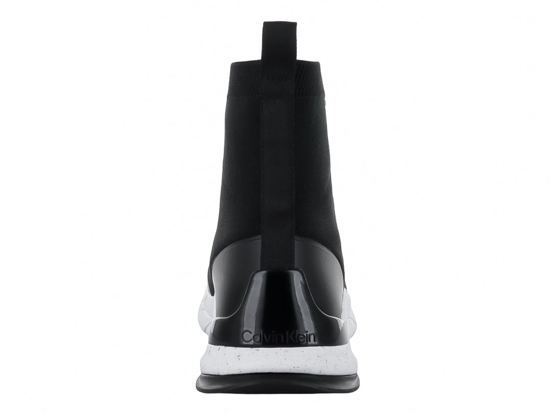 Tenis Calvin Klein modelo Sockboot Runner en color negro con suela blanca gruesa.