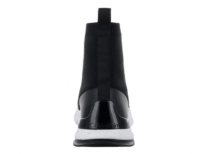 Tenis Calvin Klein modelo Sockboot Runner en color negro con suela blanca gruesa.
