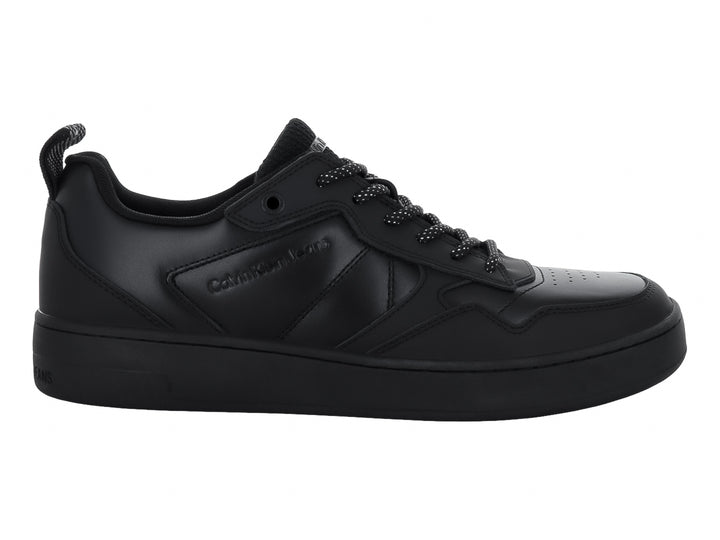 Tenis negros de Calvin Klein con suela gruesa y cordones moteados.