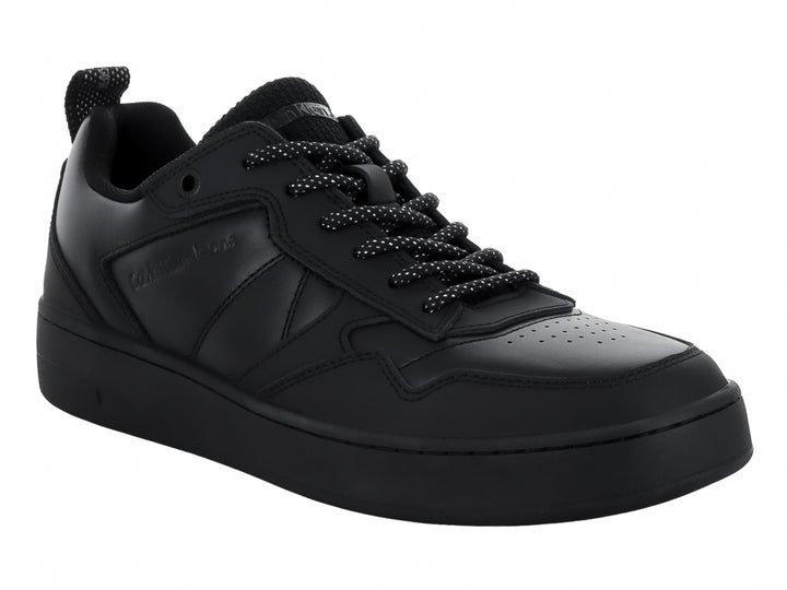 Tenis negros de Calvin Klein con suela gruesa y cordones moteados.