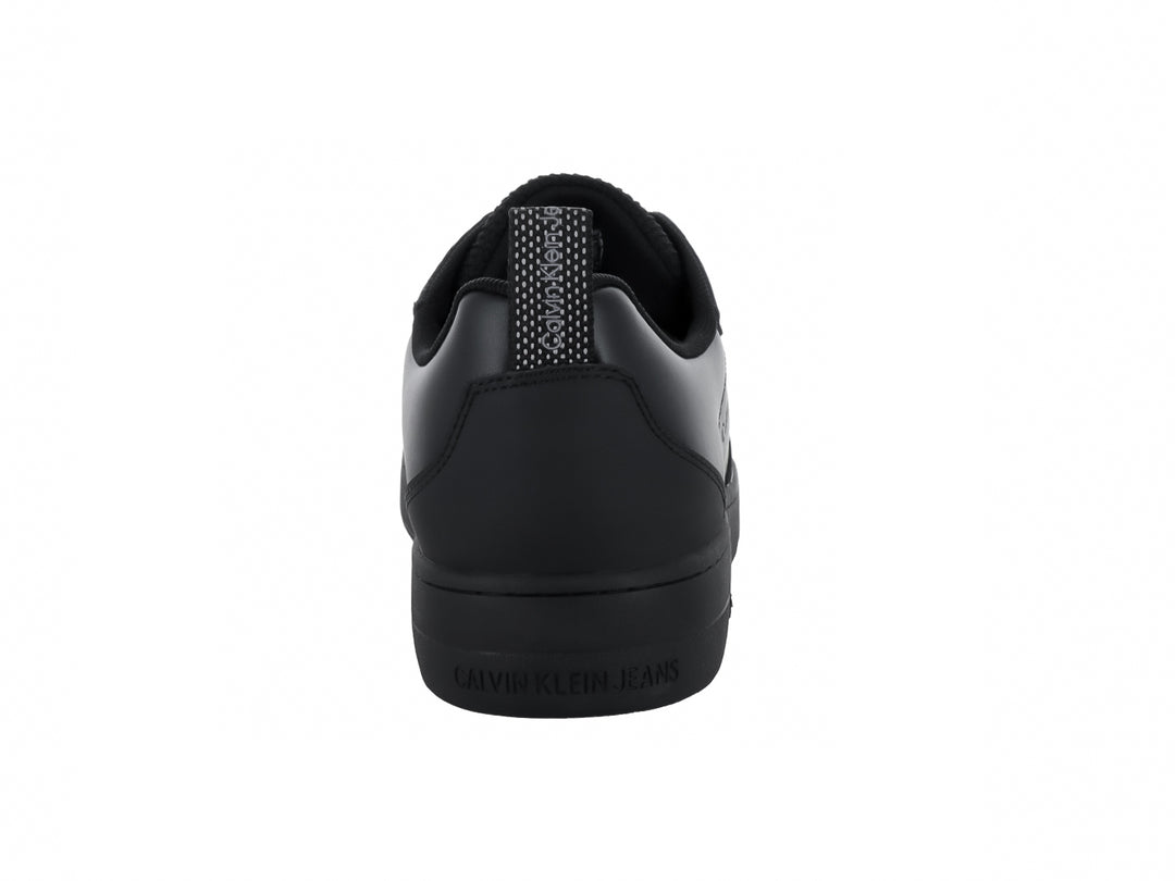 Tenis negros de Calvin Klein con suela gruesa y cordones moteados.