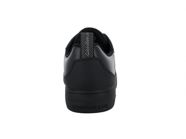 Tenis negros de Calvin Klein con suela gruesa y cordones moteados.