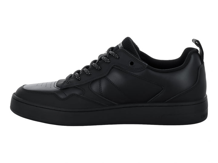 Tenis negros de Calvin Klein con suela gruesa y cordones moteados.