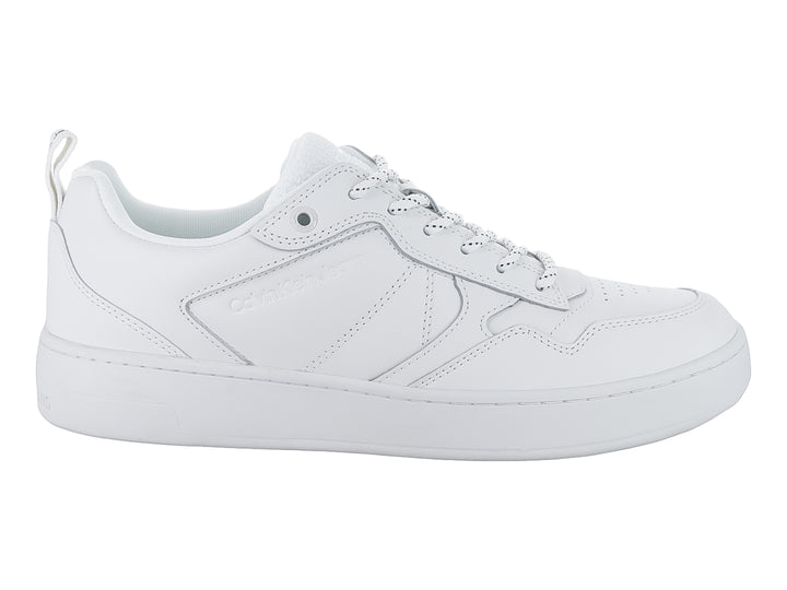 Tenis blancos de corte bajo marca Calvin Klein con agujetas y suela plana.