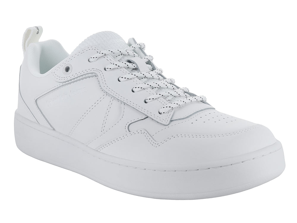 Tenis blancos de corte bajo marca Calvin Klein con agujetas y suela plana.