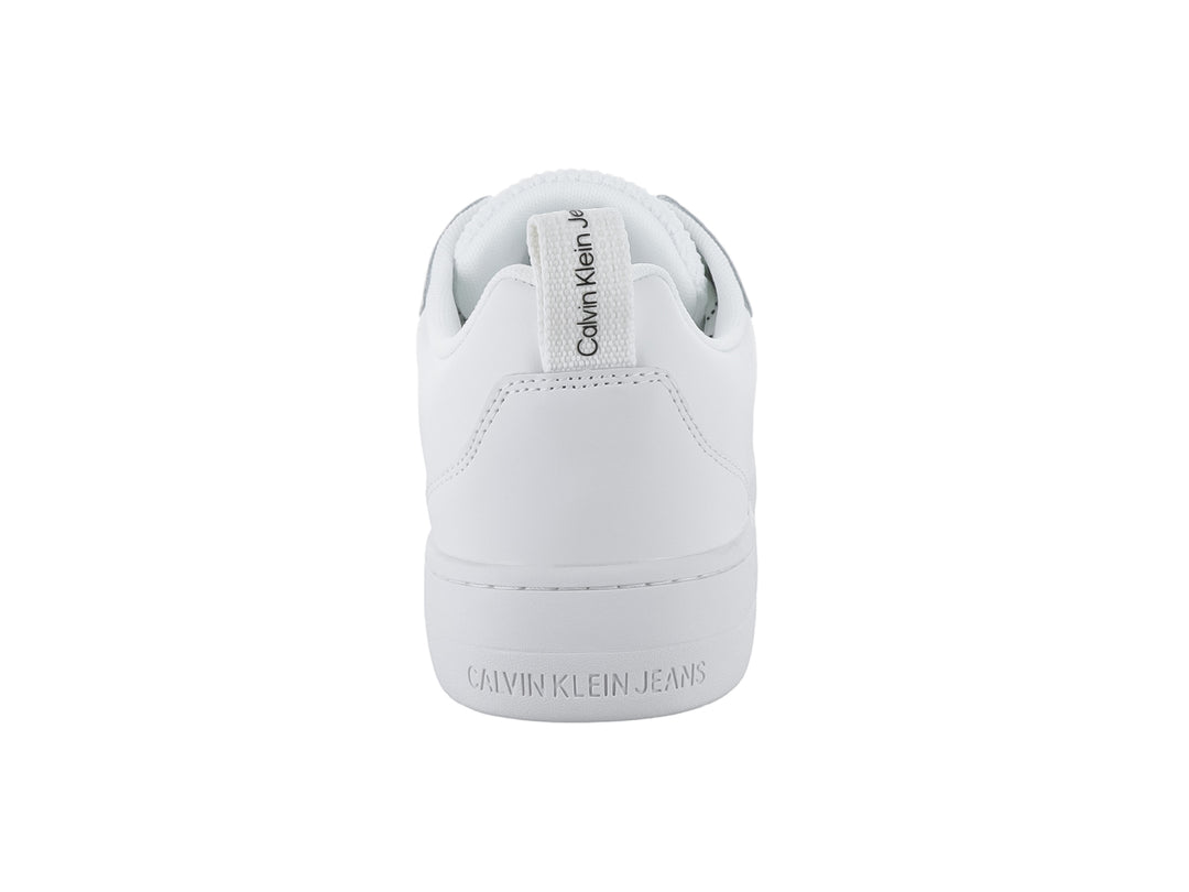 Tenis blancos de corte bajo marca Calvin Klein con agujetas y suela plana.
