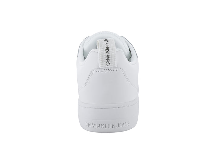 Tenis blancos de corte bajo marca Calvin Klein con agujetas y suela plana.