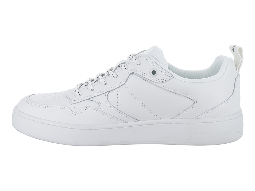 Tenis blancos de corte bajo marca Calvin Klein con agujetas y suela plana.