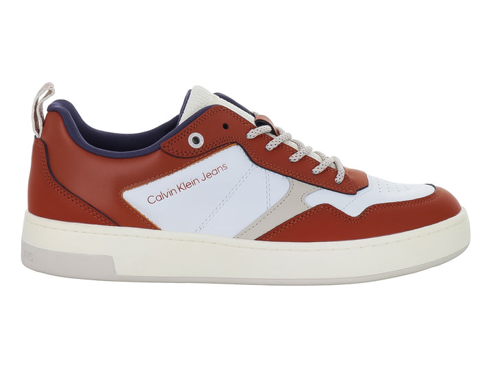 Tenis Calvin Klein multicolor con detalles en blanco y azul marino, suela blanca y cierre de cordones.