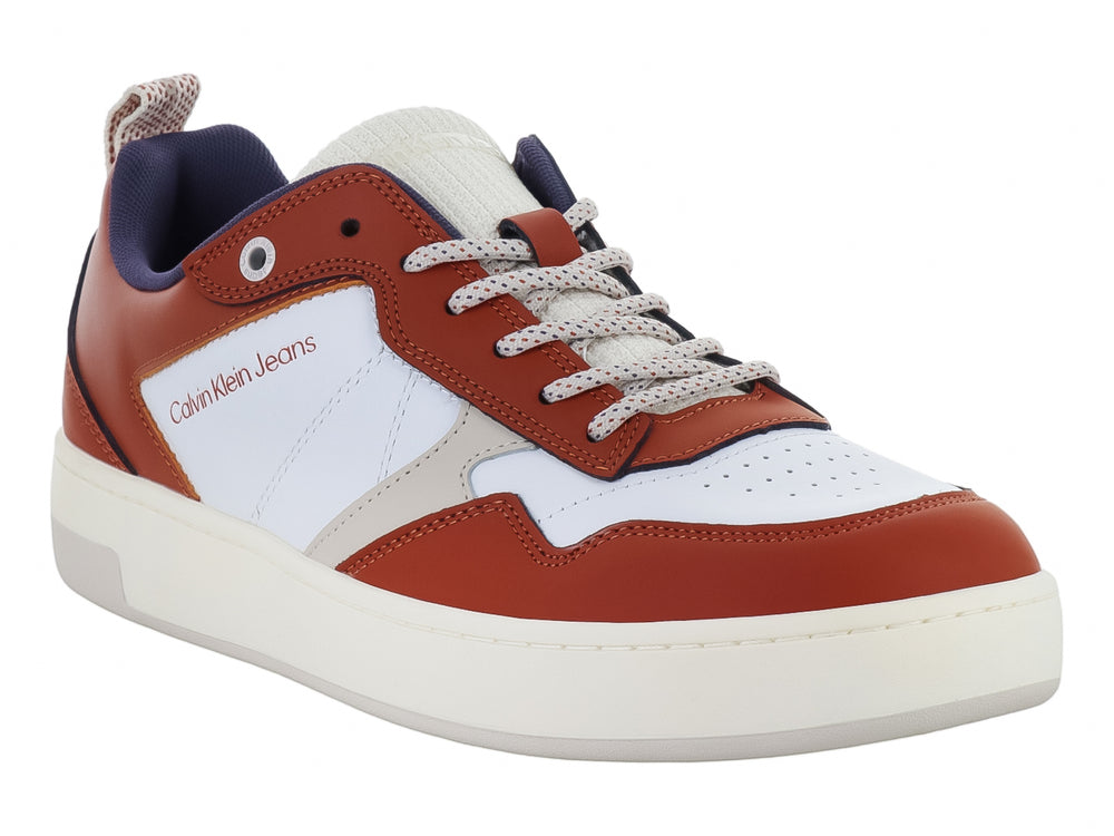 Tenis Calvin Klein multicolor con detalles en blanco y azul marino, suela blanca y cierre de cordones.
