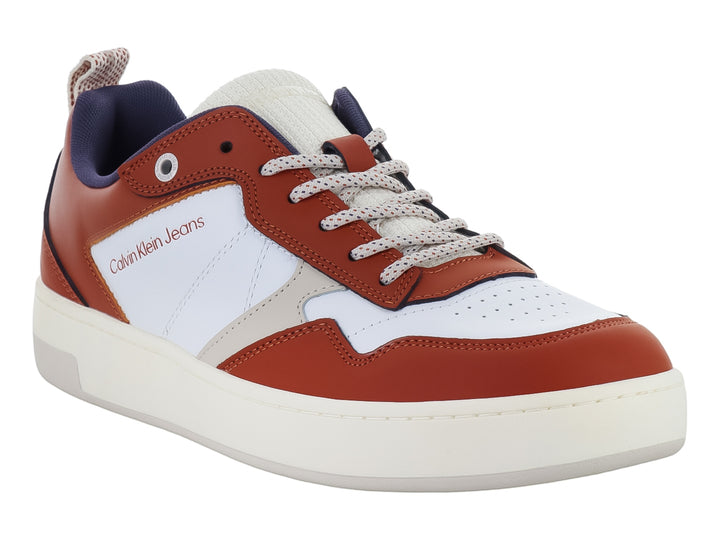 Tenis Calvin Klein multicolor con detalles en blanco y azul marino, suela blanca y cierre de cordones.