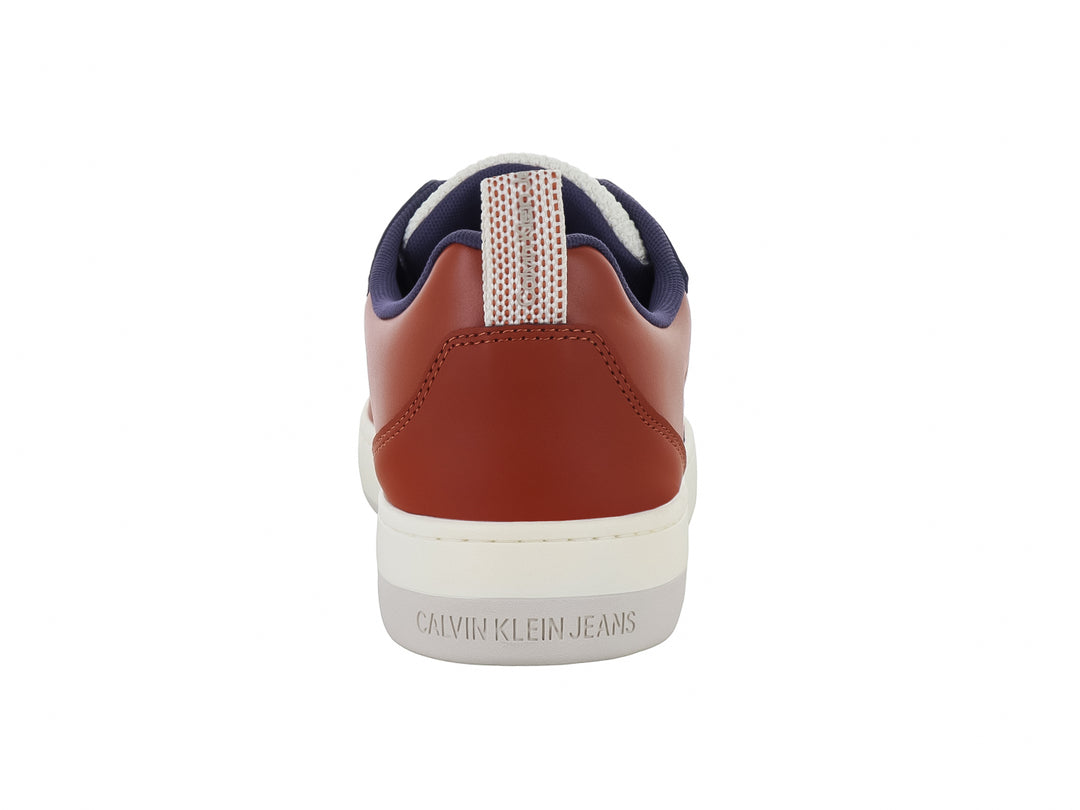 Tenis Calvin Klein multicolor con detalles en blanco y azul marino, suela blanca y cierre de cordones.