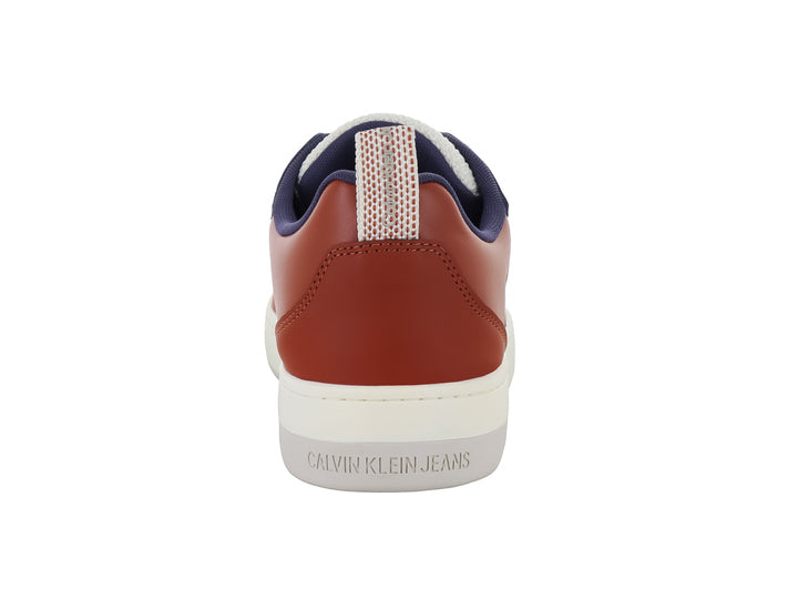 Tenis Calvin Klein multicolor con detalles en blanco y azul marino, suela blanca y cierre de cordones.