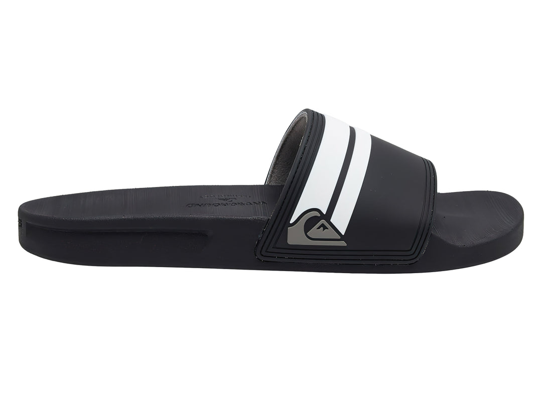 Sandalia slide Quiksilver de color negro con dos franjas blancas laterales y suela negra.