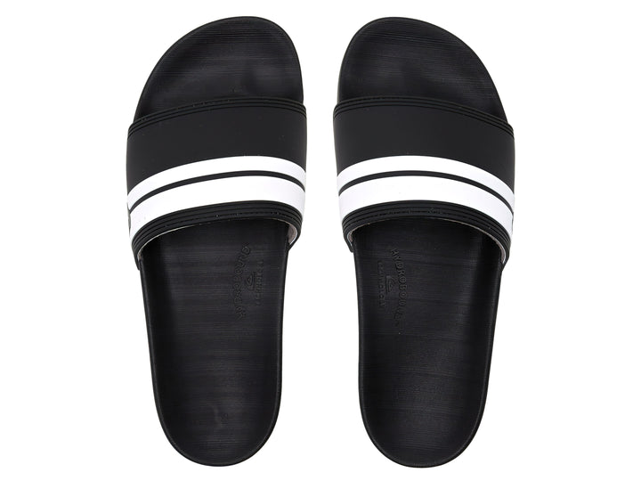 Sandalia slide Quiksilver de color negro con dos franjas blancas laterales y suela negra.