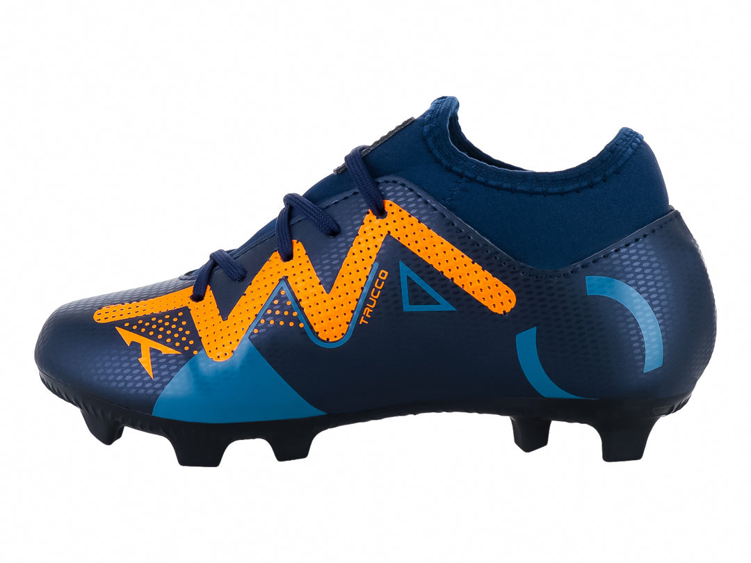 Zapato de fútbol Leon Trucco color azul marino con patrones en zigzag naranja y azul claro.
