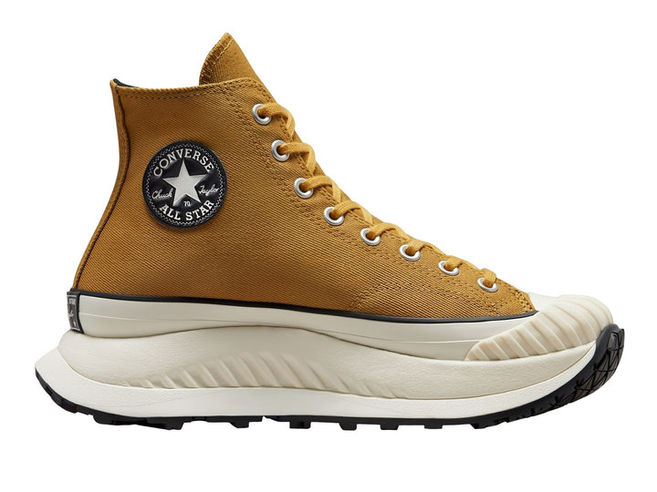 Tenis Converse Chuck 70 AT-CX color miel con suela gruesa color crema y suela exterior negra.