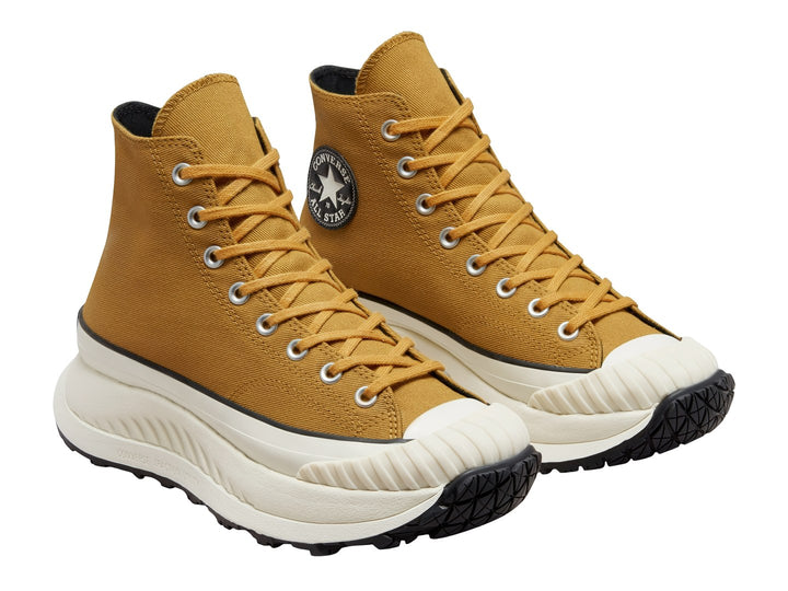 Tenis Converse Chuck 70 AT-CX color miel con suela gruesa color crema y suela exterior negra.