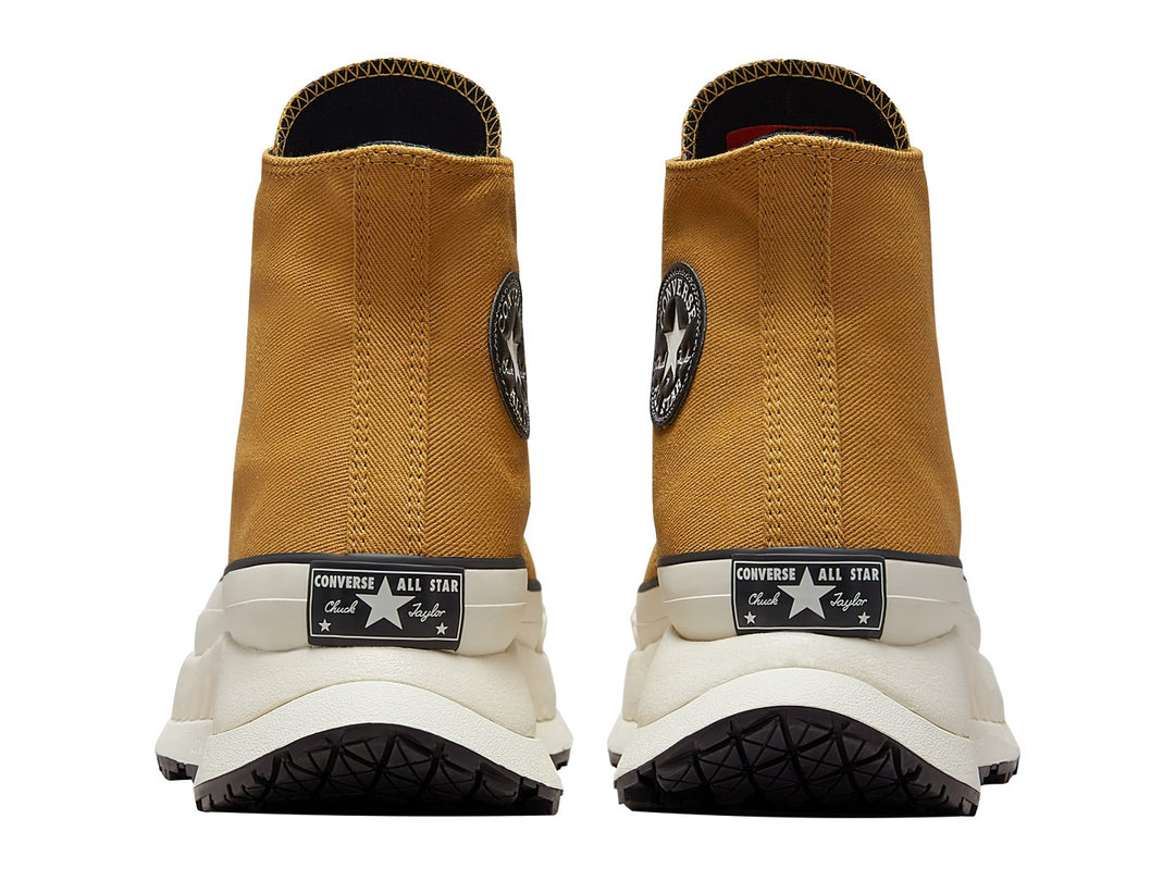 Tenis Converse Chuck 70 AT-CX color miel con suela gruesa color crema y suela exterior negra.
