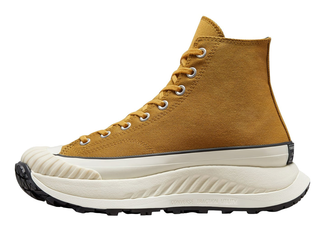 Tenis Converse Chuck 70 AT-CX color miel con suela gruesa color crema y suela exterior negra.