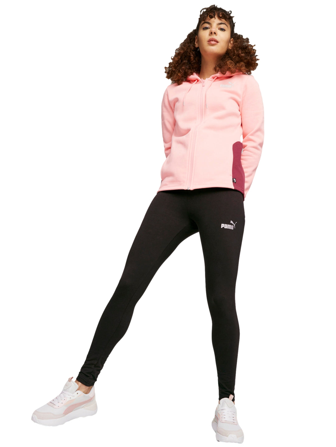 Conjunto deportivo PUMA con sudadera color peach smoothie y leggings negros.