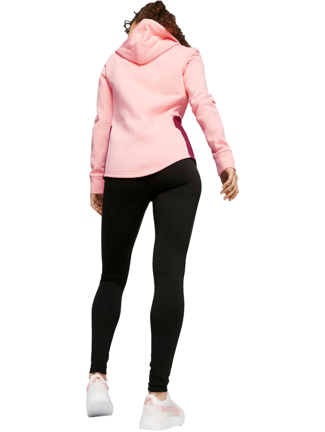 Conjunto deportivo PUMA con sudadera color peach smoothie y leggings negros.