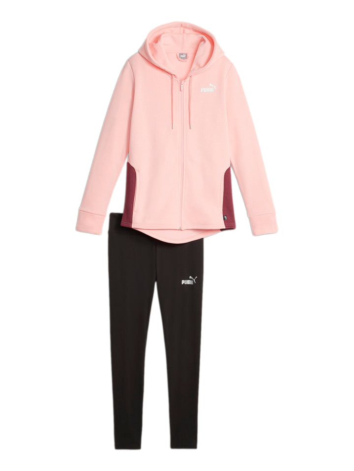 Conjunto deportivo PUMA con sudadera color peach smoothie y leggings negros.