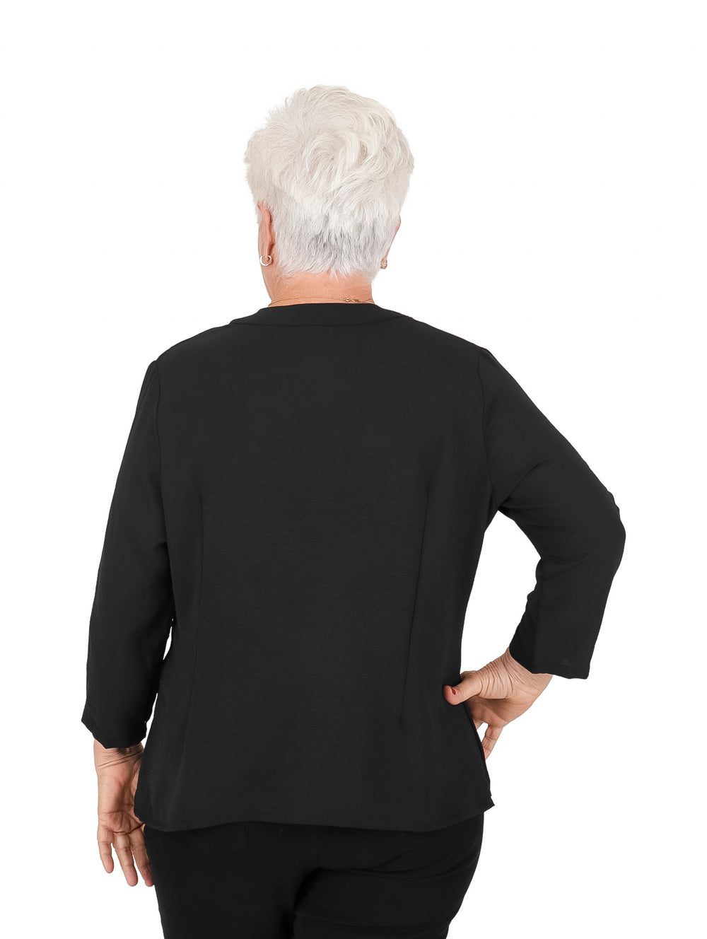 Mujer vistiendo blusa negra de manga 3/4 con botones frontales y cuello redondo.