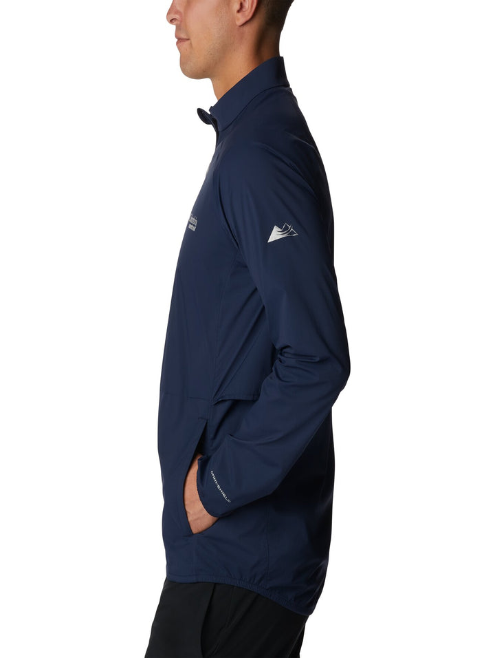 Chaqueta rompevientos Columbia color azul marino con cierre frontal y cuello alto.