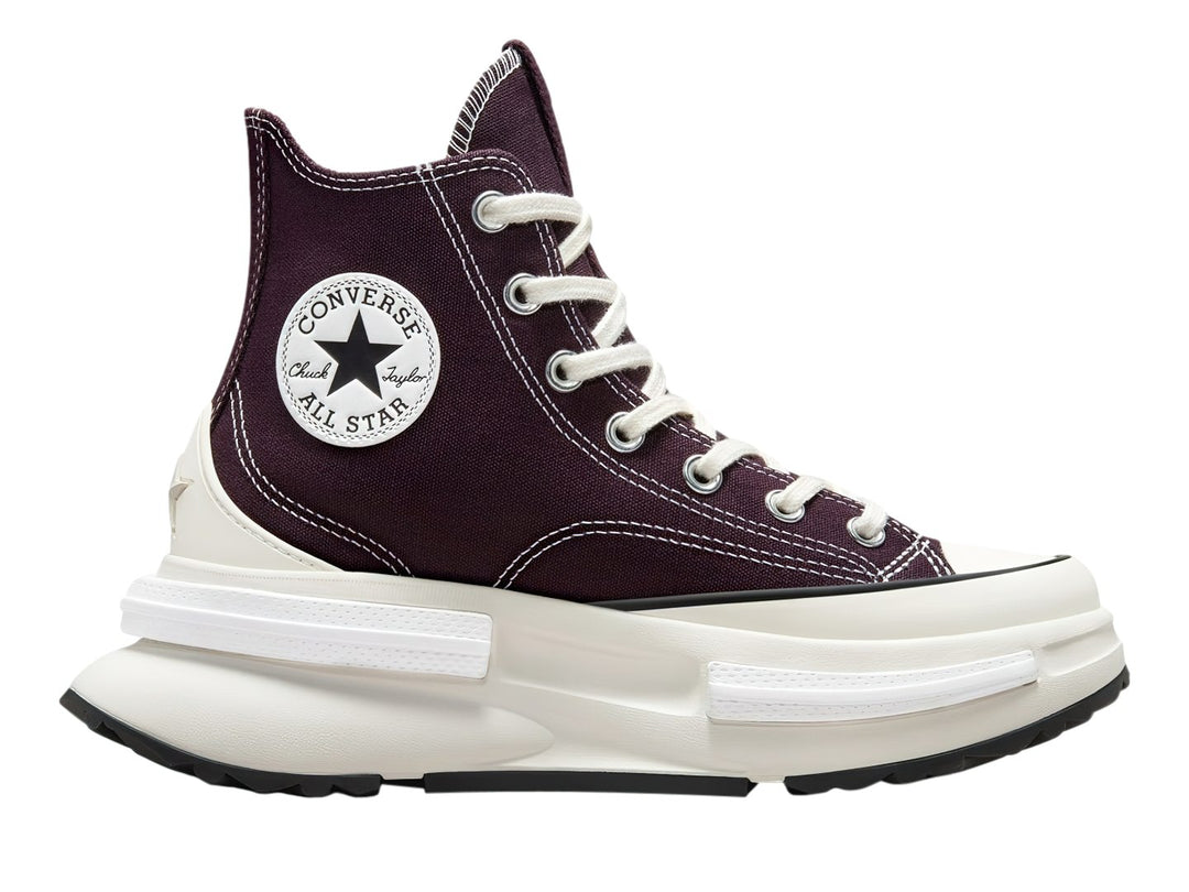Tenis Converse Run Star Legacy HI en color Black Cherry con suela de plataforma blanca y agujetas blancas.