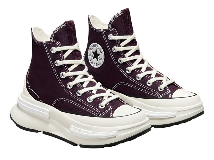 Tenis Converse Run Star Legacy HI en color Black Cherry con suela de plataforma blanca y agujetas blancas.