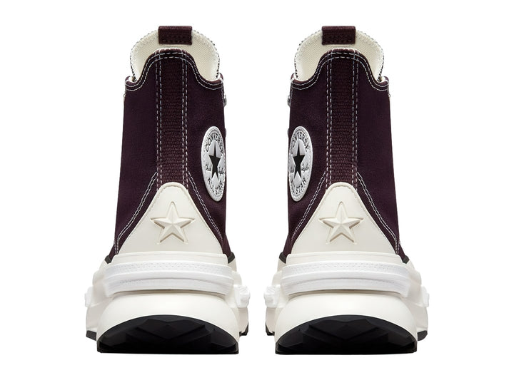 Tenis Converse Run Star Legacy HI en color Black Cherry con suela de plataforma blanca y agujetas blancas.