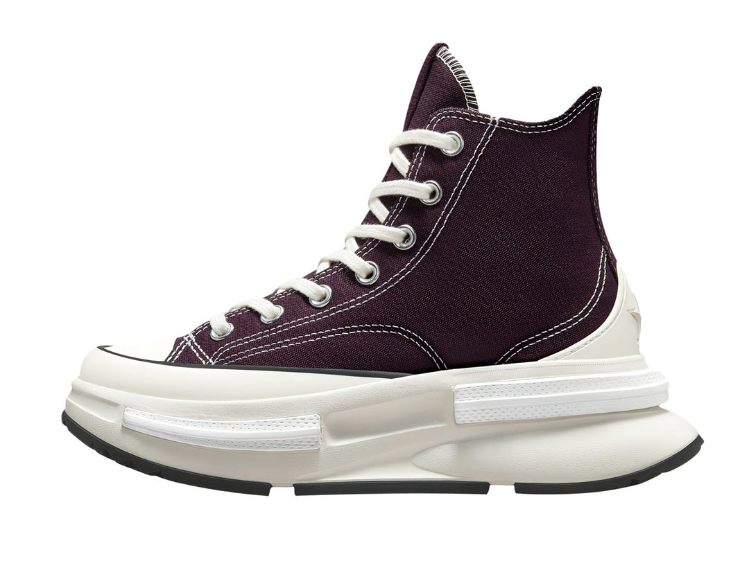 Tenis Converse Run Star Legacy HI en color Black Cherry con suela de plataforma blanca y agujetas blancas.