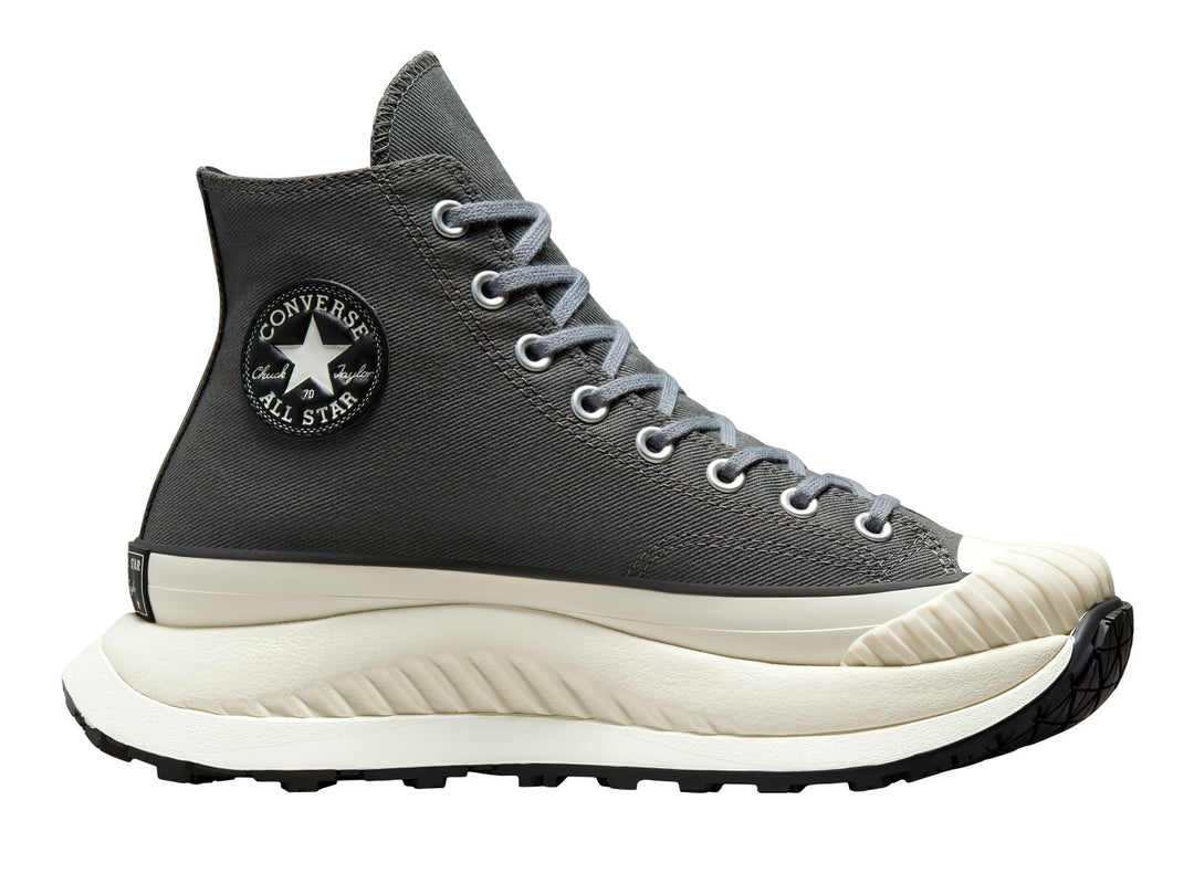Tenis Converse de bota color gris con suela gruesa color blanco hueso y base negra.