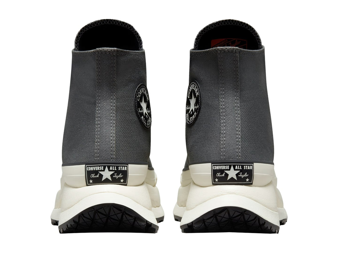 Tenis Converse de bota color gris con suela gruesa color blanco hueso y base negra.