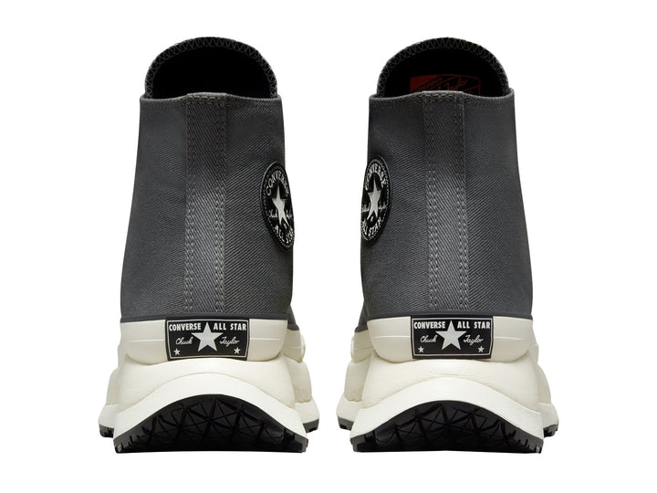 Tenis Converse de bota color gris con suela gruesa color blanco hueso y base negra.