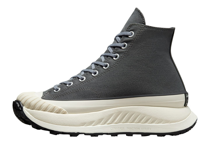 Tenis Converse de bota color gris con suela gruesa color blanco hueso y base negra.