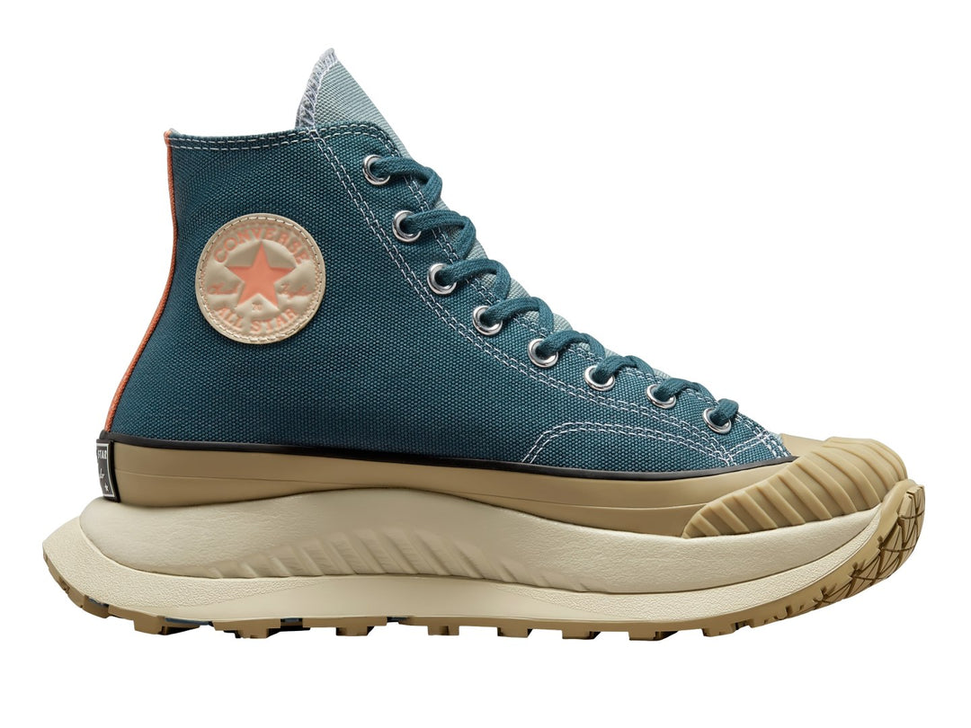 Tenis Converse Chuck 70 AT-CX HI en color azul profundo con suela beige gruesa y diseño de bota alta.
