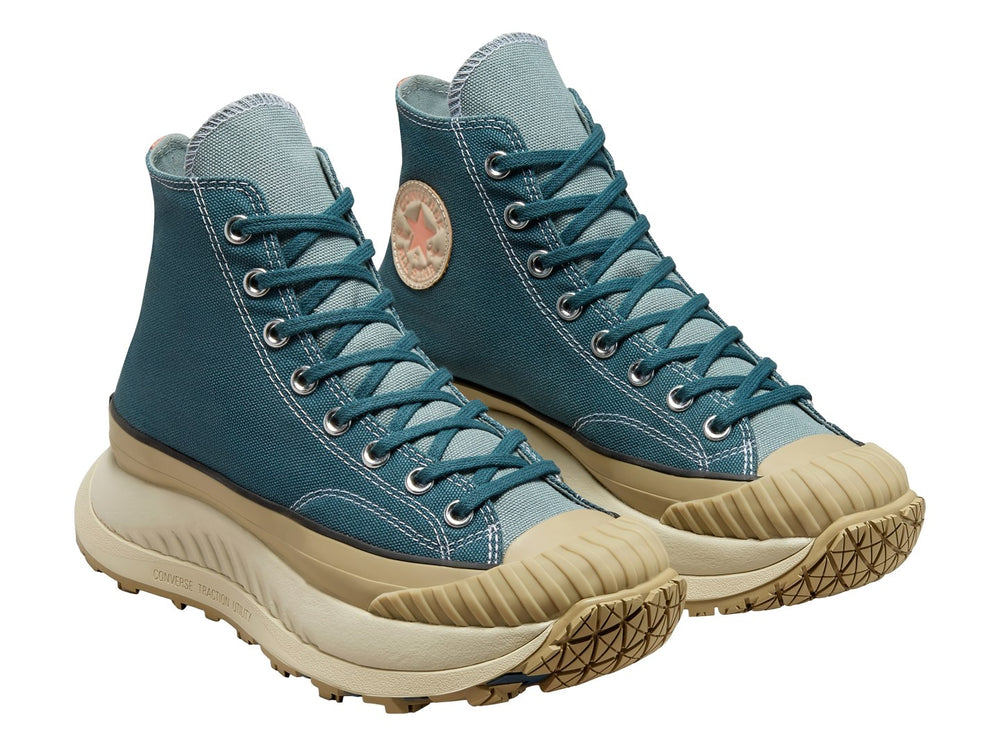 Tenis Converse Chuck 70 AT-CX HI en color azul profundo con suela beige gruesa y diseño de bota alta.